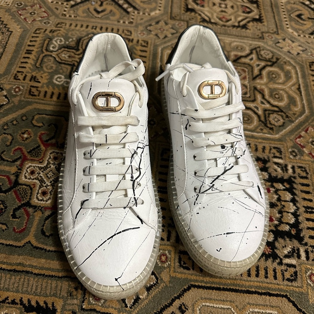 Dee Ocleppo Sneakers White Men fit size 9 been worn once like new authentic 100%